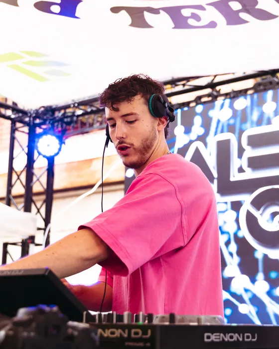 Alberto Gascón en cabina con la Denon DJ Prime 4