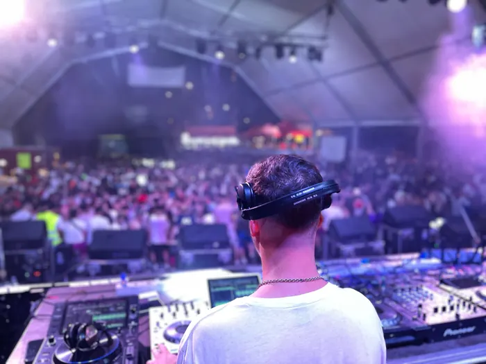 Vista de la carpa llena de gente desde la cabina de Alberto Gascón