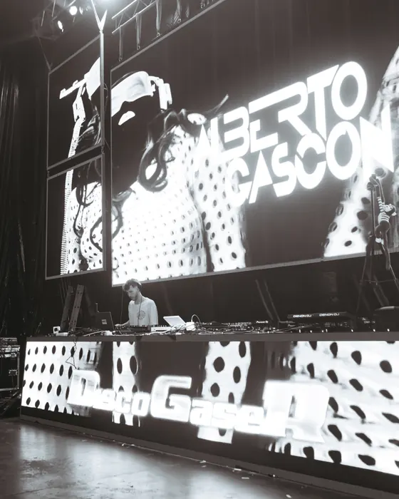 Alberto Gascón en el escenario, foto en blanco y negro
