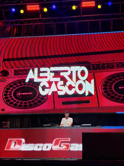 Alberto Gascón en un escenario con pantalla de luces rojas