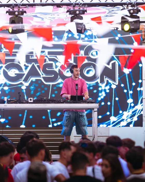 Alberto Gascón en el escenario de unas fiestas, con el público delante