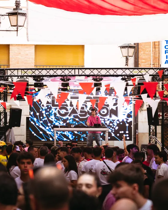 Alberto Gascón pinchando en la plaza durante unas fiestas